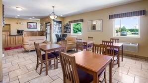 A hotel room with a dining area, a sofa, and a kitchen. - Econo Lodge Inn & Suites Rockmart (Rockmart)