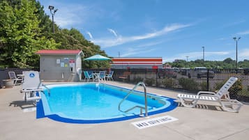 Una piscina al aire libre de temporada