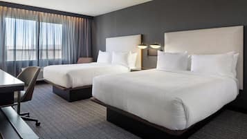 Cofres nos quartos, escrivaninha, cortinas blackout