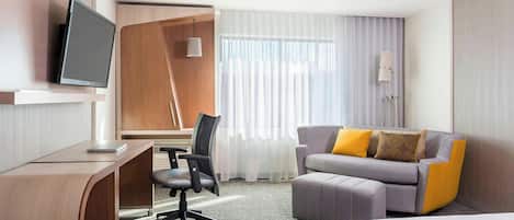 Rom – standard, 1 kingsize-seng med sovesofa | Safe på rommet, skrivebord, blendingsgardiner og strykejern/-brett