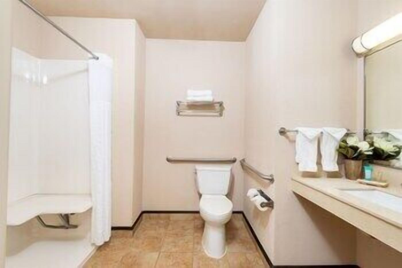 Banheiro | Chuveiro/banheira combinados, produtos de toalete grátis