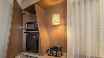 Caixa forta a l'habitació, escriptori i cortines opaques