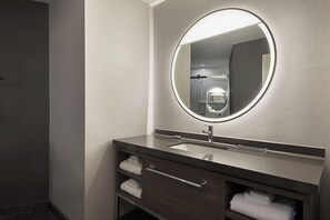 Combined shower/bathtub, free toiletries, hair dryer, towels - Courtyard by Marriott Chino Hills (Chino Hills)