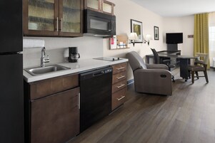 Escritorio, espacio para trabajar con laptop y cortinas blackout 