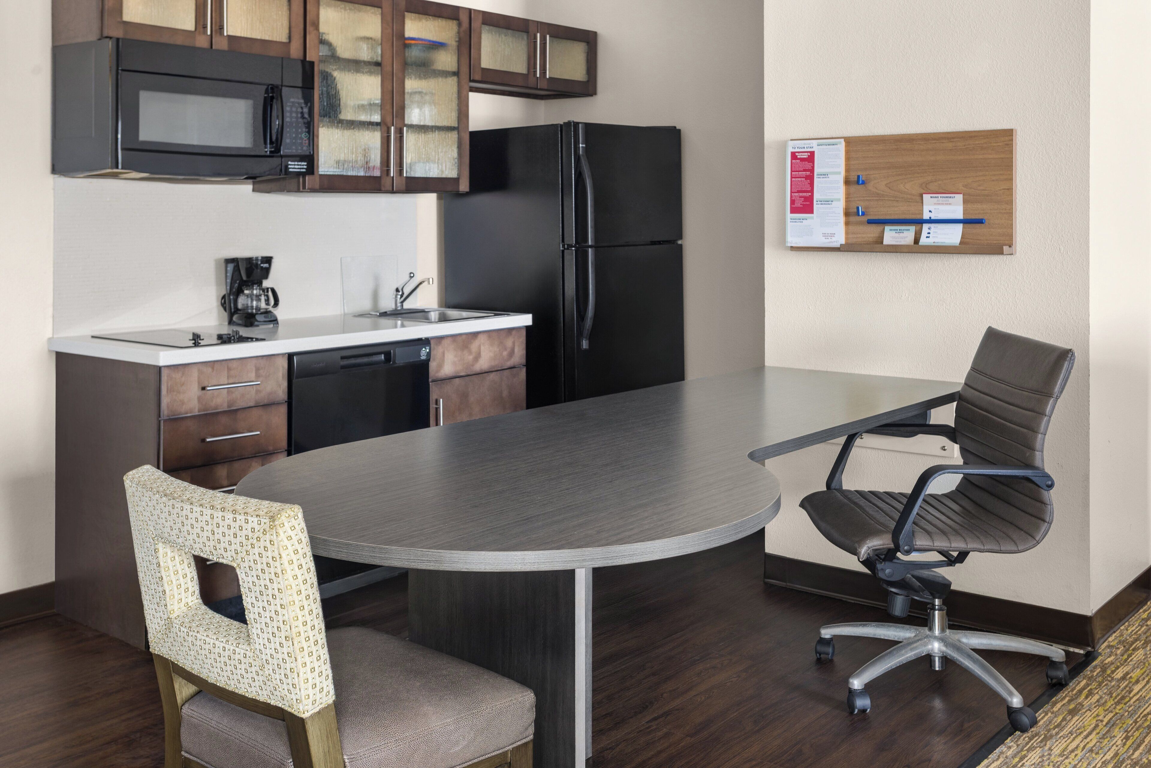 Bàn, khu vực làm việc phù hợp cho laptop, màn/rèm cản sáng 