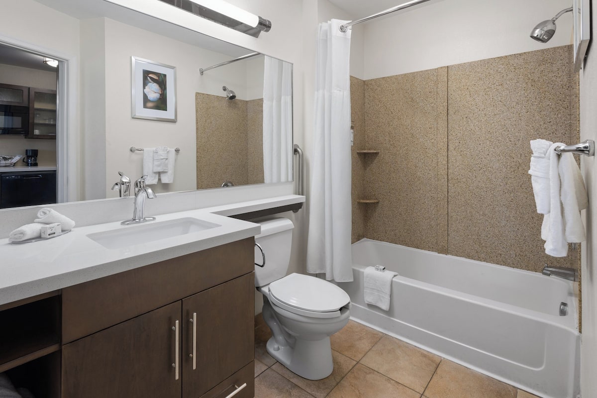 Työpöytä, kannettavalle tietokoneelle sopiva työtila, pimennysverhot