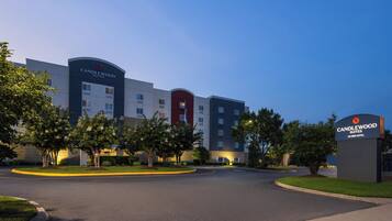 Een hotel met meerdere verdiepingen, in modern design, met een opvallend bord voor Candlewood Suites.