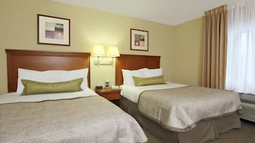 Meja, ruang kerja komputer riba, langsir/tirai gelap terus