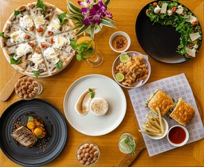 2 間餐廳；供應早餐、午餐、晚餐；意大利菜