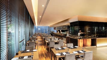 2 restaurantes; se sirven desayunos, almuerzos, cenas y cocina italiana
