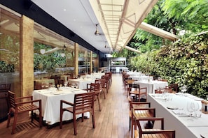 2 restaurants, breakfast, lunch, dinner served; Italian cuisine