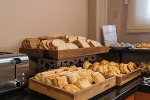 Free daily buffet breakfast - Ritz Hotel Mendoza (Mendoza)