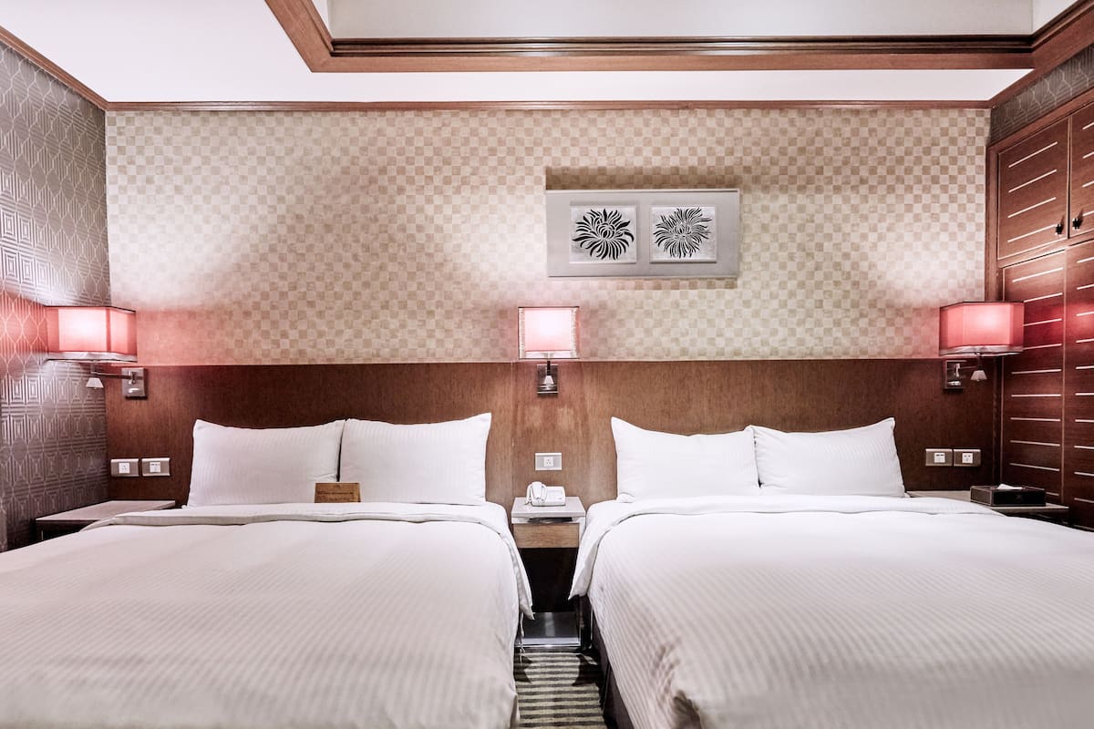 Elite vierpersoonskamer | Een gratis minibar, een kluis op de kamer, een bureau