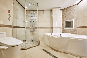 Elite Triple Room | Bathroom | Free toiletries, hair dryer, slippers, towels - Taipei Hsuanmei Boutique Hotel (Taipei)