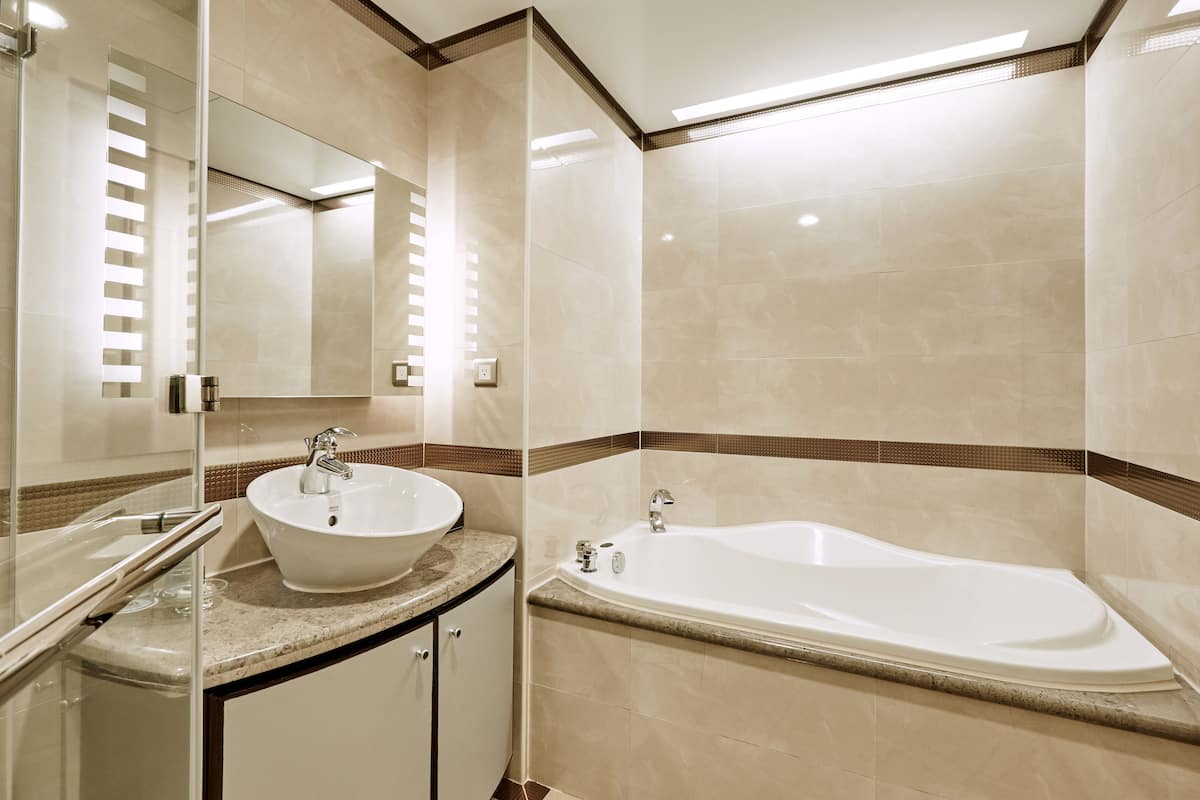Minibar gratis, brankas, meja kerja, dan setrika/meja setrika
