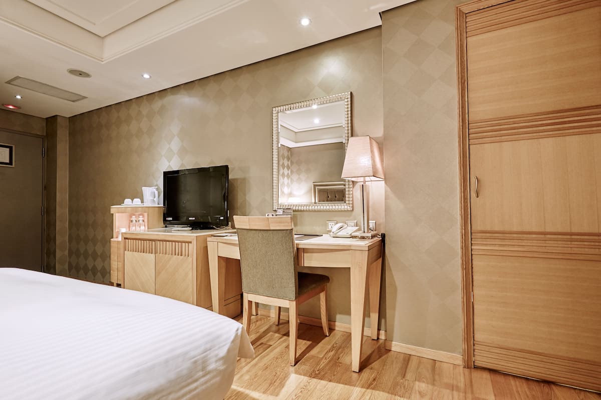 Een gratis minibar, een kluis op de kamer, een bureau