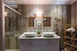 Deluxe Apartment, 1 Queen Bed | Bathroom | Shower, rainfall showerhead, hair dryer, towels - The Islander Hotel (Praslin Island)