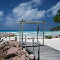 Privat strand, vit sandstrand, solstolar och strandhanddukar