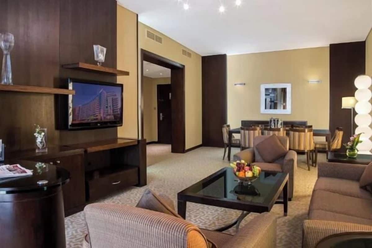 Living area | 55-inch flat-screen TV with satellite channels, TV