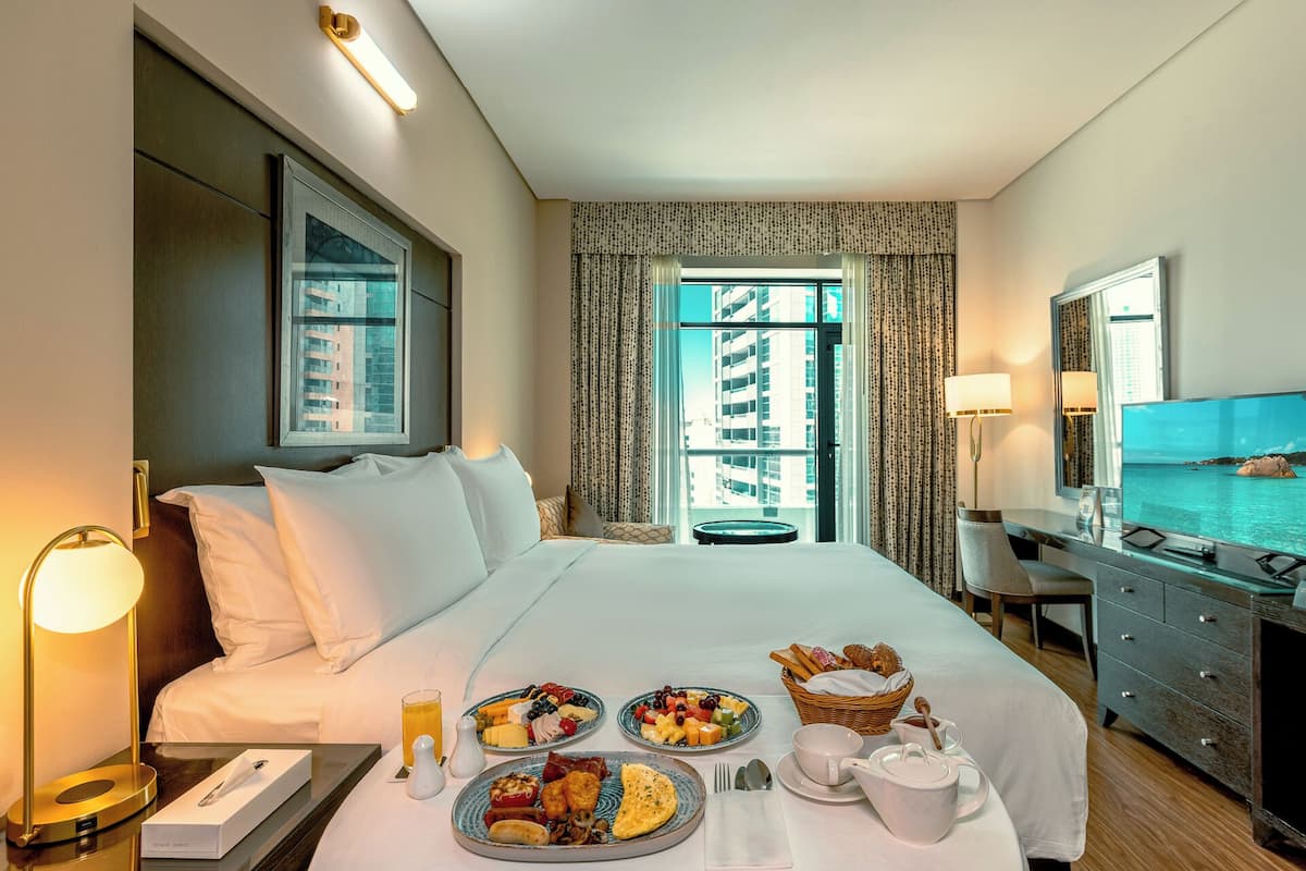Deluxe King | 3 bedrooms, premium bedding, in-room safe, laptop workspace