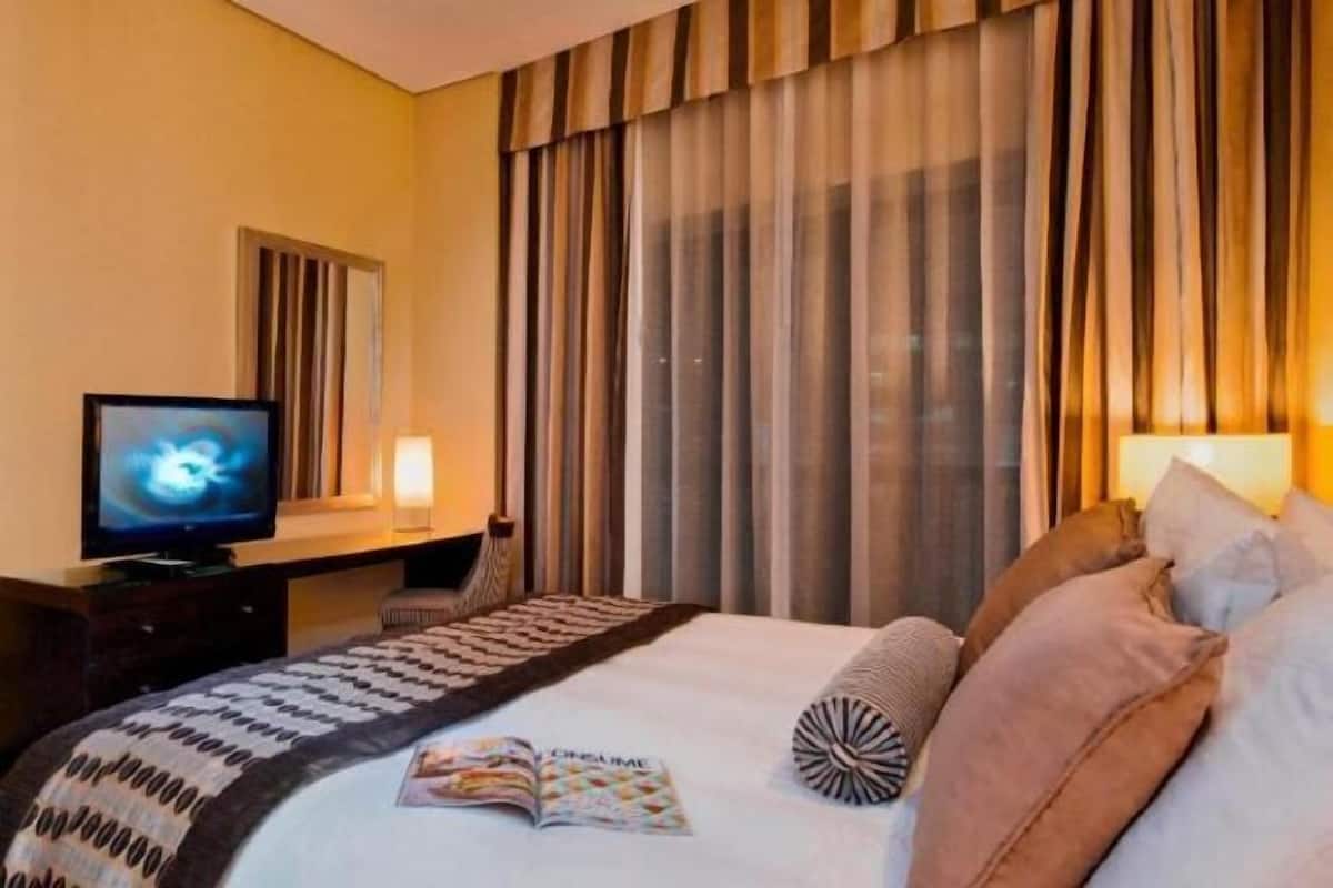 3 bedrooms, premium bedding, in-room safe, laptop workspace