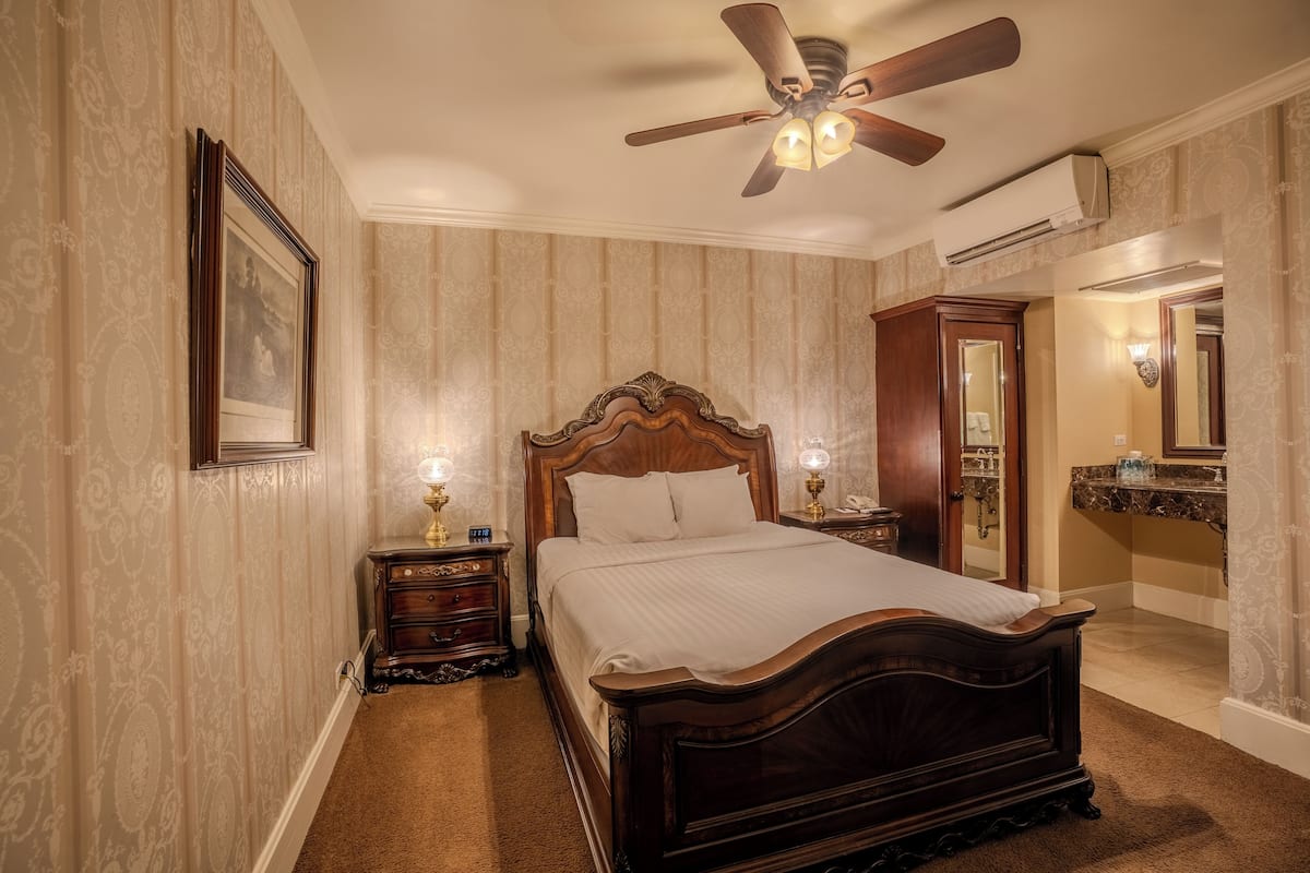 Standard Room, 1 Queen Bed