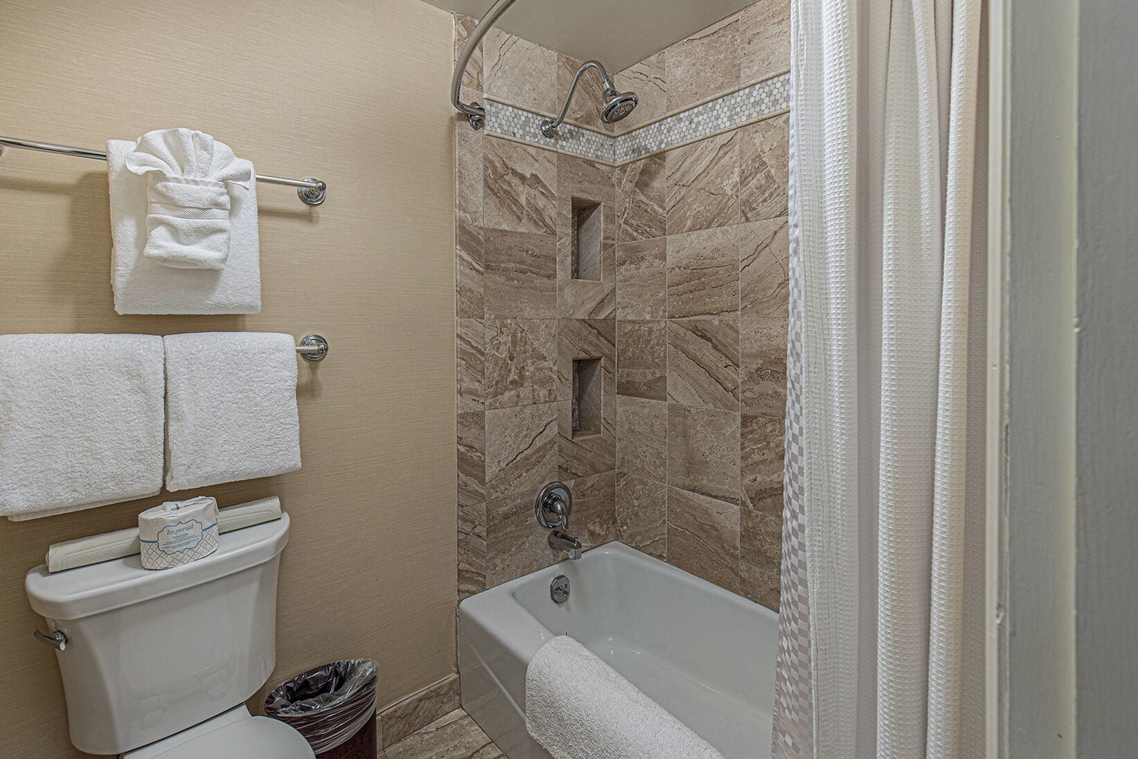 Une salle de bain équipée d’une baignoire, de toilettes et d’un espace douche.