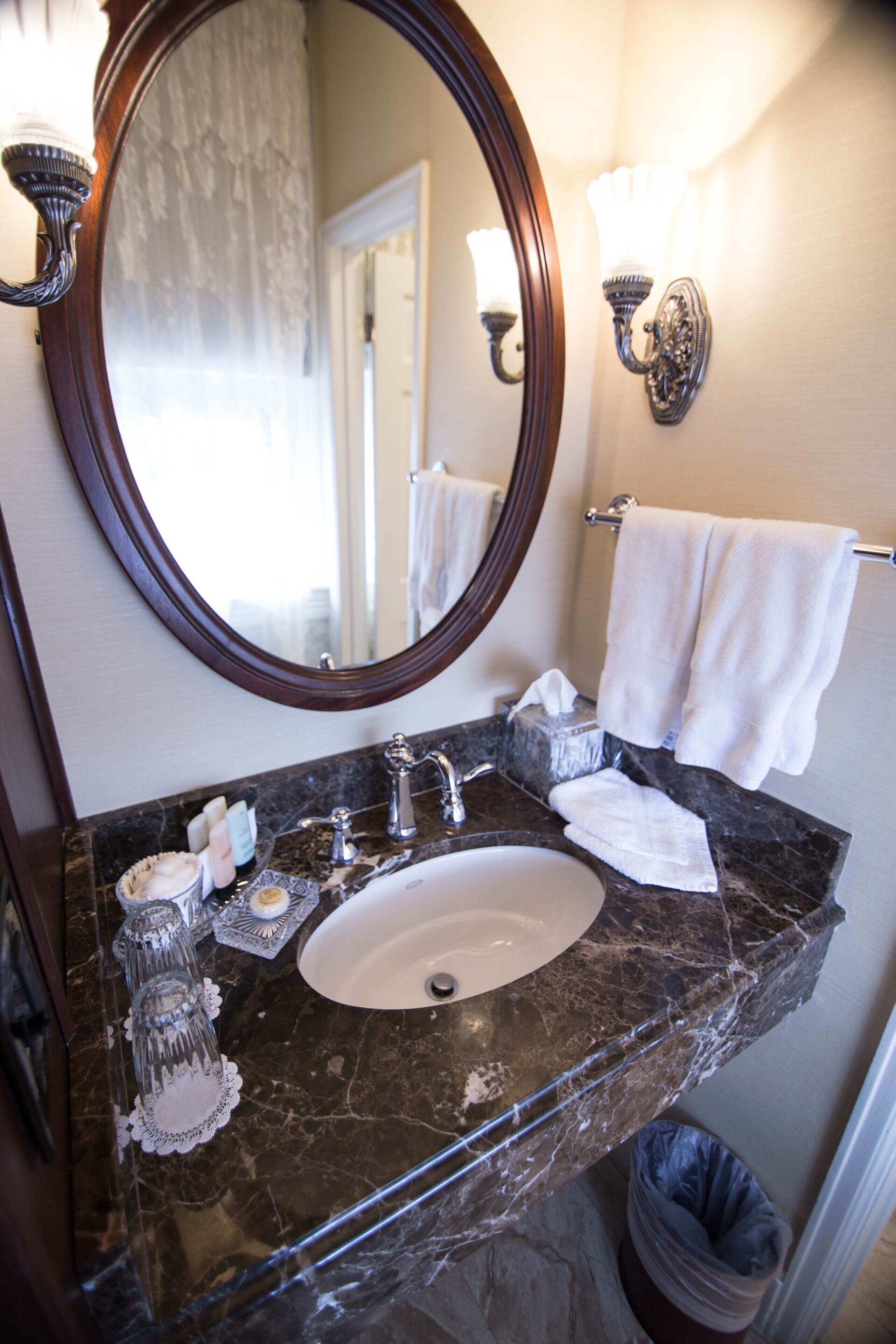 combined shower/bathtub, hydromassage showerhead, designer toiletries