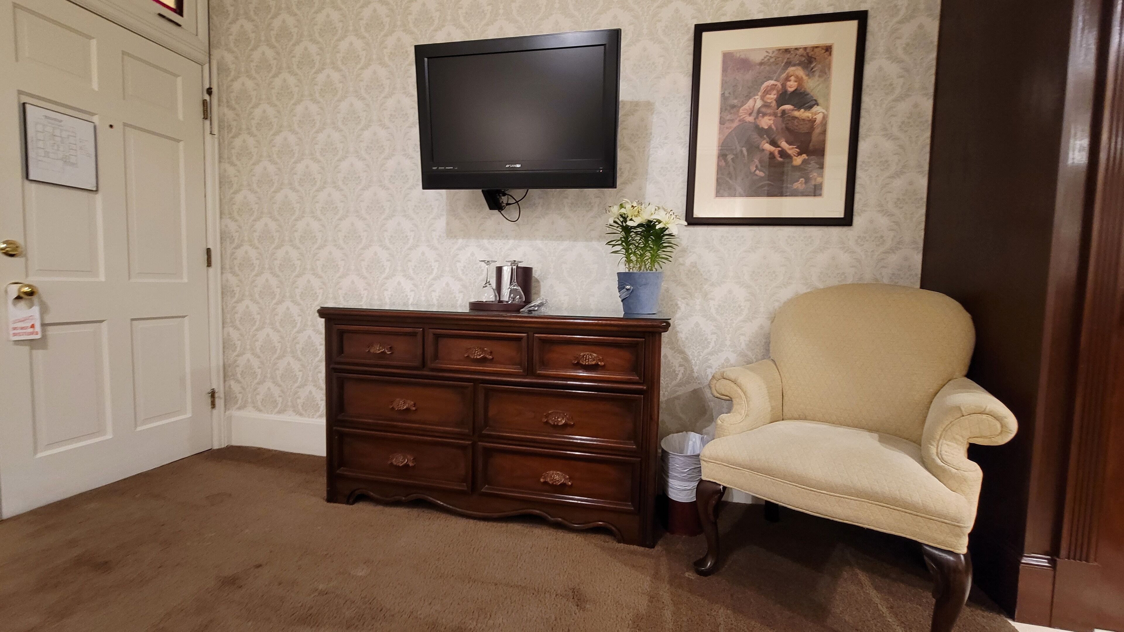 basic room, 1 queen bed | living area | 42-inch flat-screen tv with cable channels, tv, ipod dock