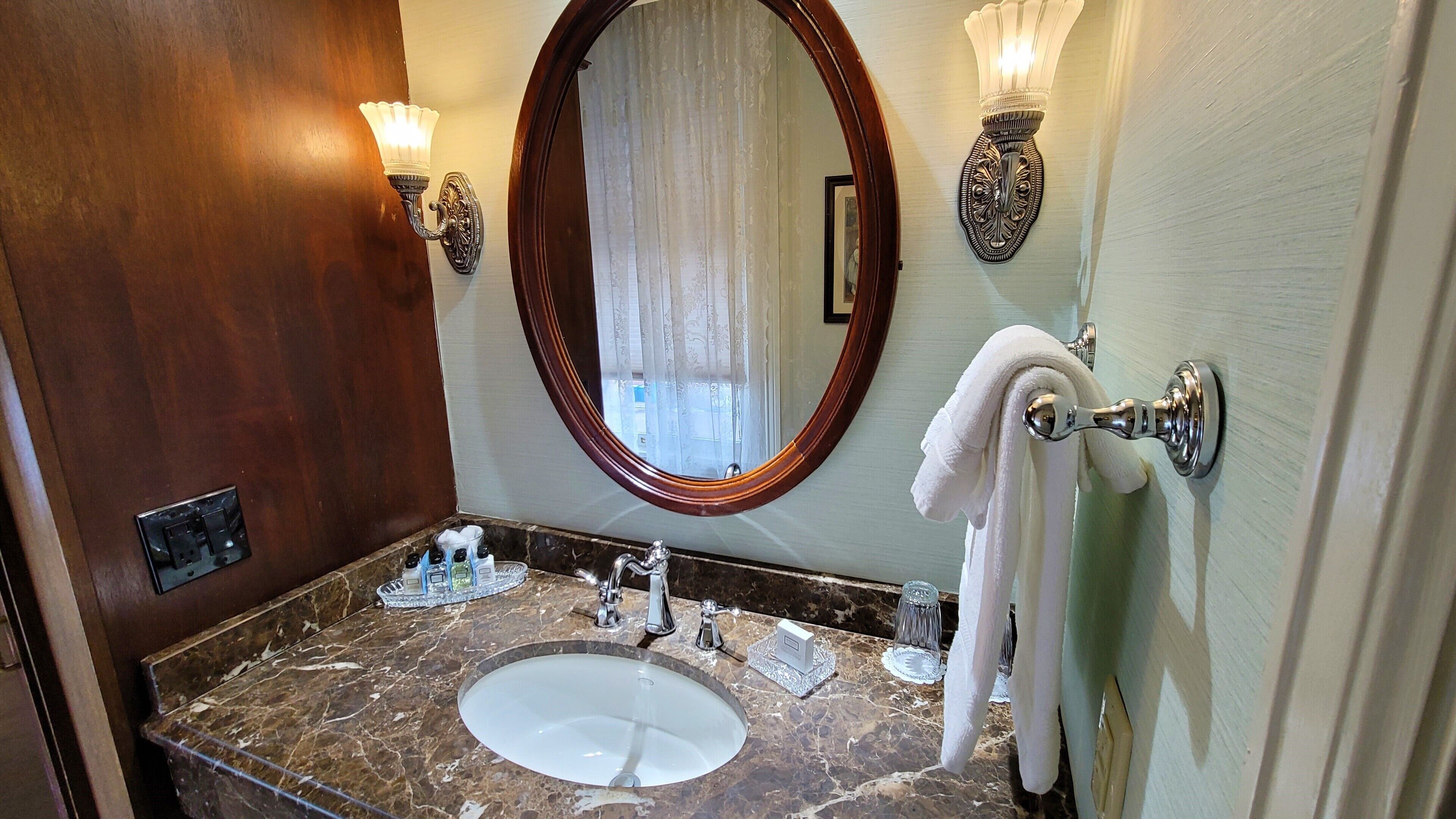 combined shower/bathtub, hydromassage showerhead, designer toiletries