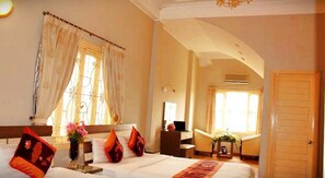 Deluxe driepersoonskamer | 1 slaapkamer, luxe beddengoed, een minibar, een kluis op de kamer