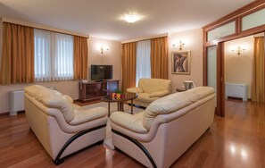 Apartamento Deluxe, 2 habitaciones, terraza | Zona de estar | Una televisión de pantalla plana