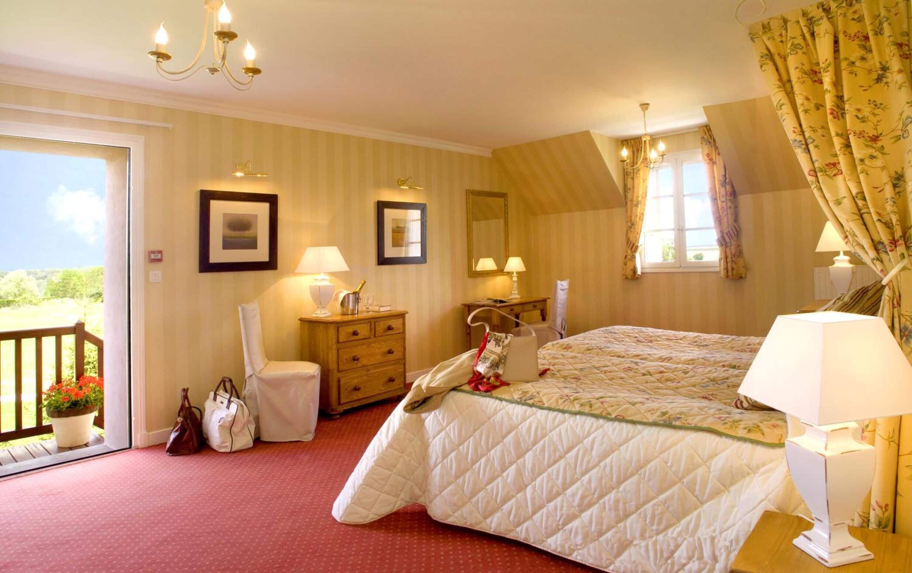 Escritorio y espacio para trabajar con laptop 