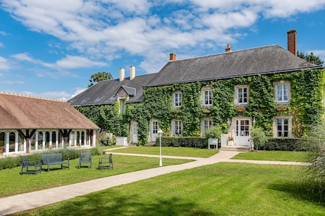 Front of property. Le Fleuray Hotel & Restaurant
