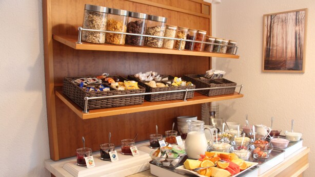Un buffet de petit-déjeuner proposant une variété d’aliments et d’accompagnements.