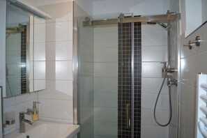 Shower, hair dryer, towels, soap - REGIOHOTEL Pfälzer Hof Wernigerode (Wernigerode)