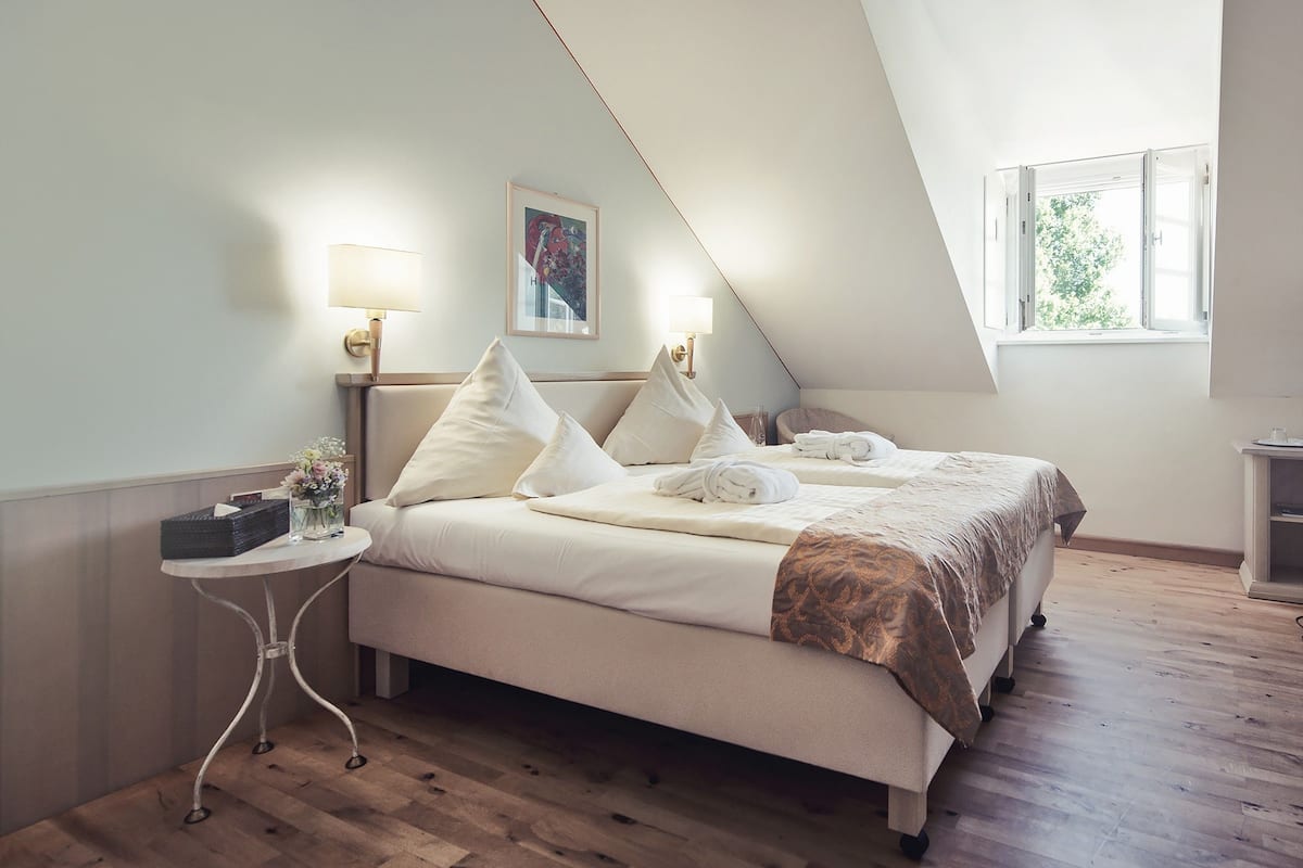 Ropa de cama de alta calidad y colchones con acolchado adicional