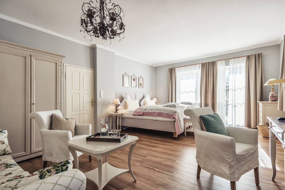 Habitación superior con 1 cama doble o 2 individuales, vistas al jardín | Ropa de cama de alta calidad y colchones con acolchado adicional