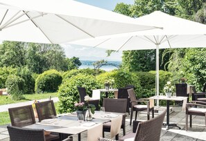 Lunsj og middag serveres, regionale retter, utsikt mot hagen 