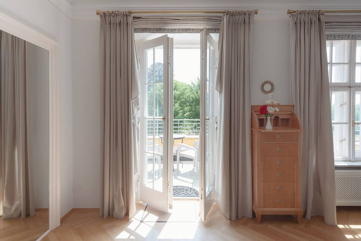 flat-screen tv, dvd player, first-run films