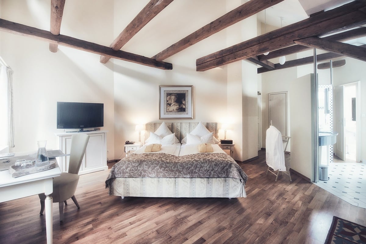 Suite estudio junior, vistas al jardín | Ropa de cama de alta calidad y colchones con acolchado adicional