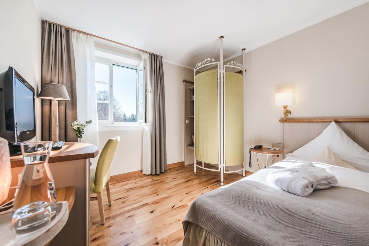 Habitación individual, vistas al jardín | Ropa de cama de alta calidad y colchones con acolchado adicional
