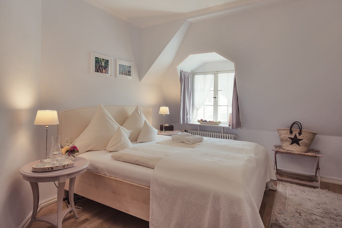 Habitación básica doble, vistas al jardín | Ropa de cama de alta calidad y colchones con acolchado adicional