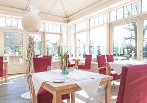 Lunch, dinner served; Regional cuisine, garden views  - Schlossgut Oberambach BioHotel und Vitalzentrum (Muensing)