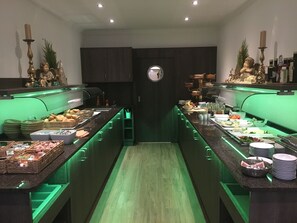 Free daily buffet breakfast  - Hotel Acht Linden (Egestorf)