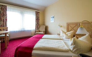 双人房 | 高档床上用品、客房内保险箱、办公桌、笔记本电脑工作区