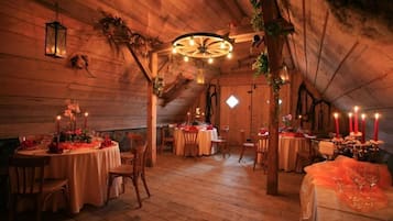 供應早餐、午餐和晚餐,地區料理