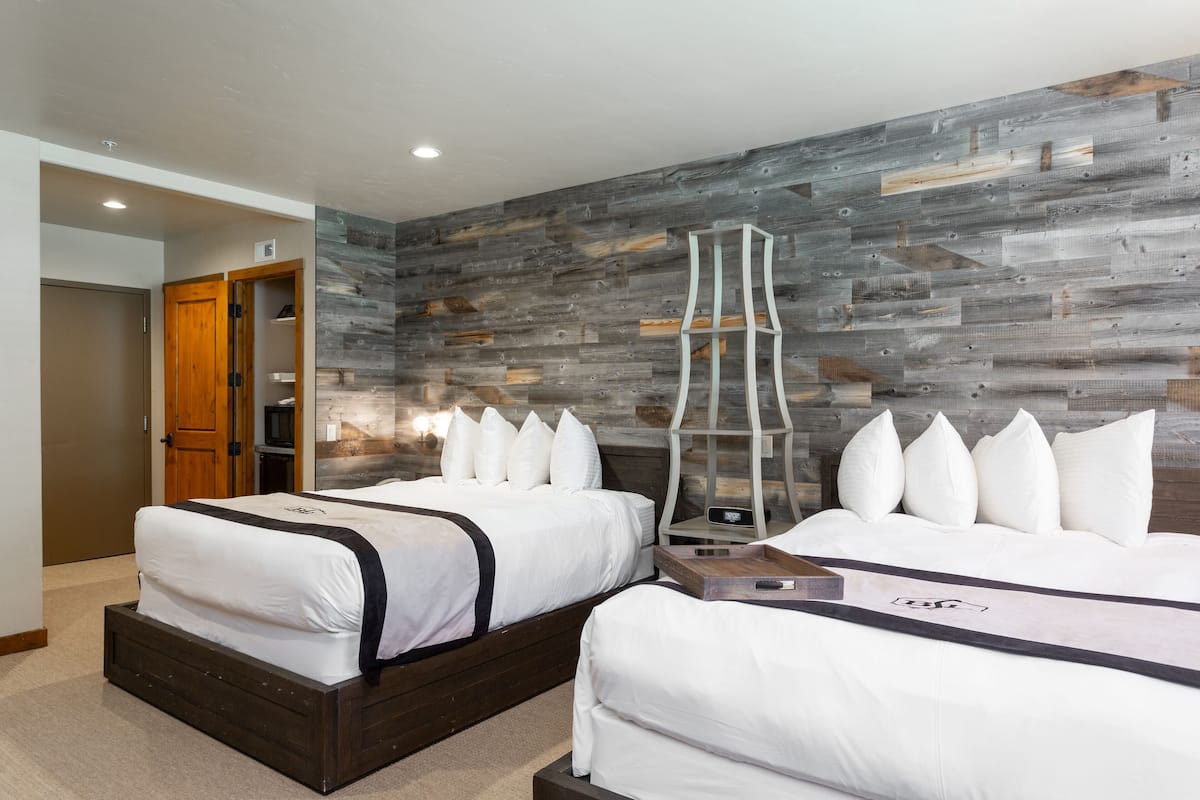 ห้องพัก (Hotel Room) | เครื่องนอนระดับพรีเมียม, เตารีด/โต๊ะรีดผ้า, Wi-Fi ฟรี