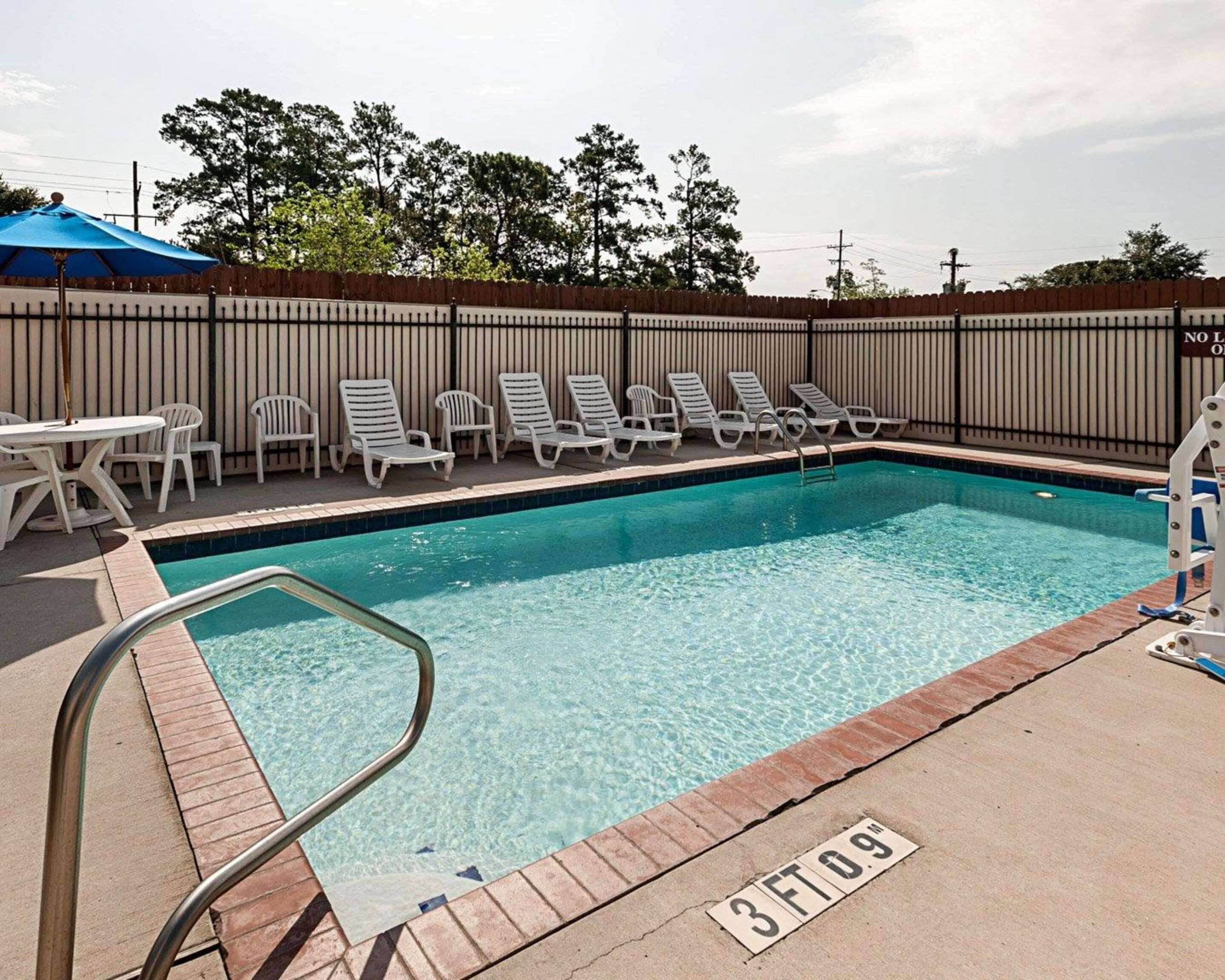 seasonal outdoor pool, open 9:00 am to 10:00 pm, pool loungers