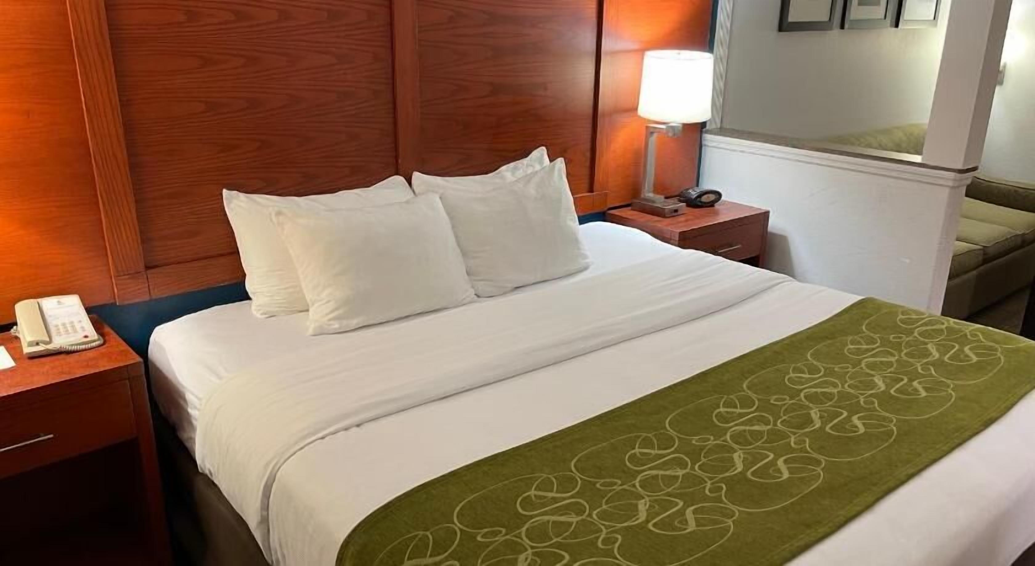 Escritorio, espacio para trabajar con laptop y cortinas blackout 
